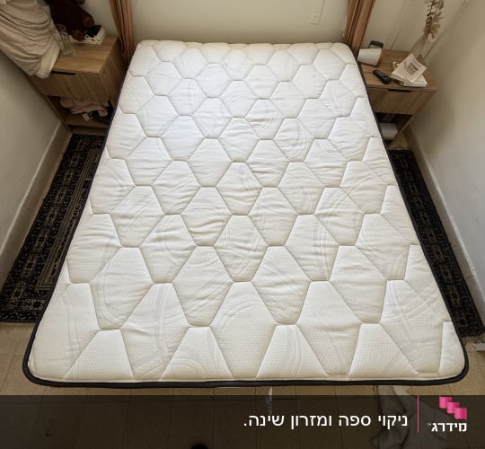 מזרן נקי בחדר שינה עם חלון פתוח